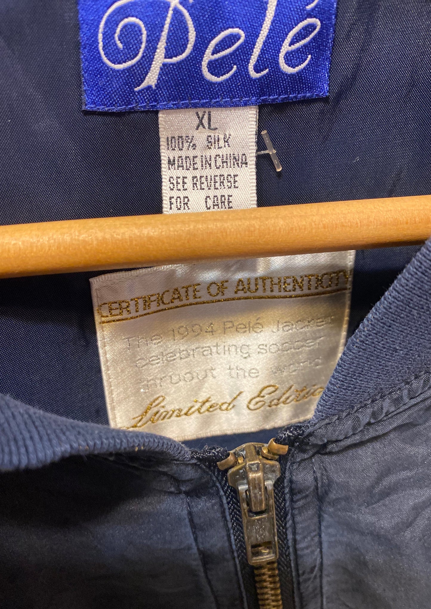 Cargar imagen en el visor de la galería, Vintage auténtica chaqueta bomber de fútbol &amp;quot;Pele&amp;quot; (XL)
