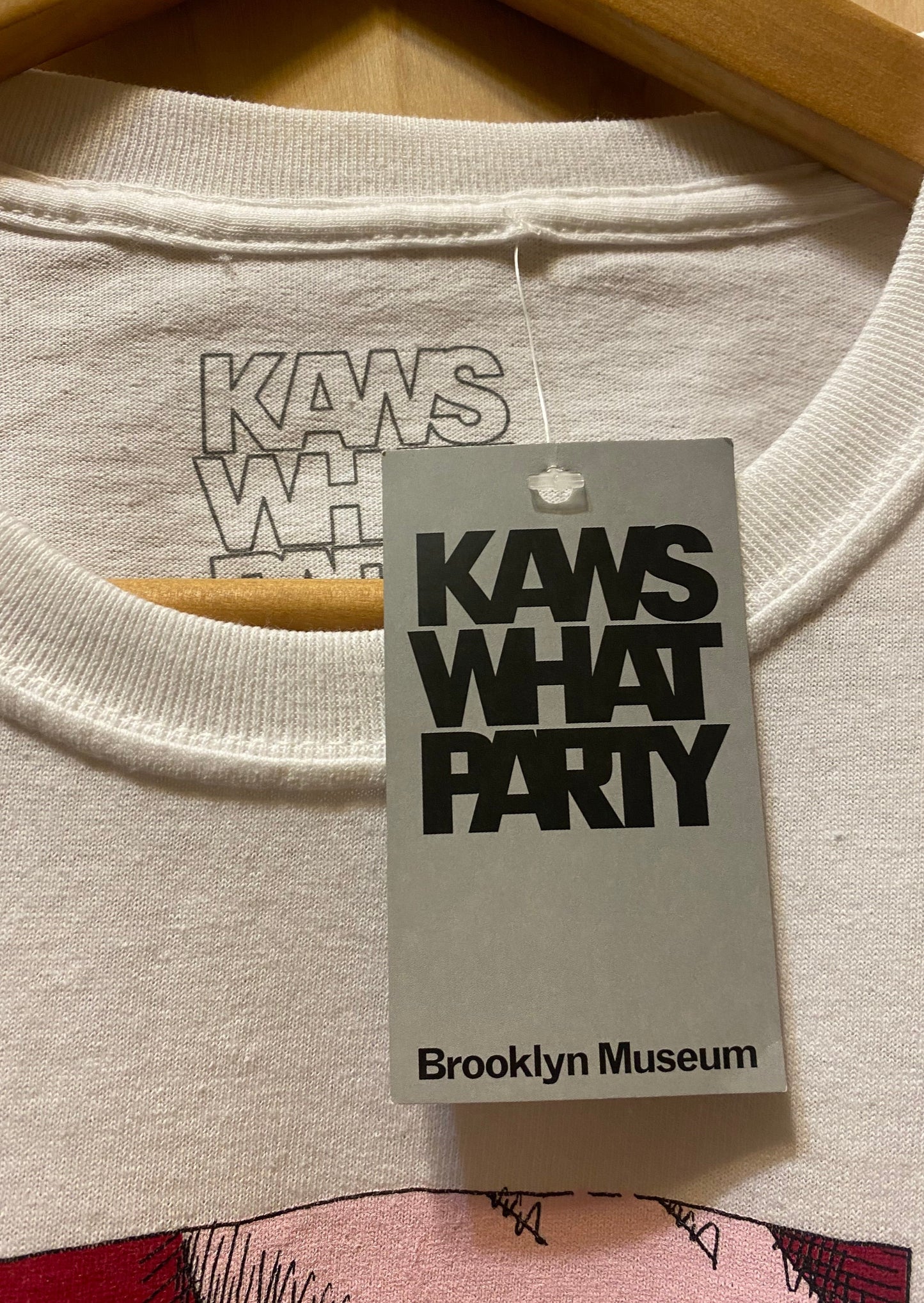 Camiseta "Kaws What Party" del Museo de Brooklyn