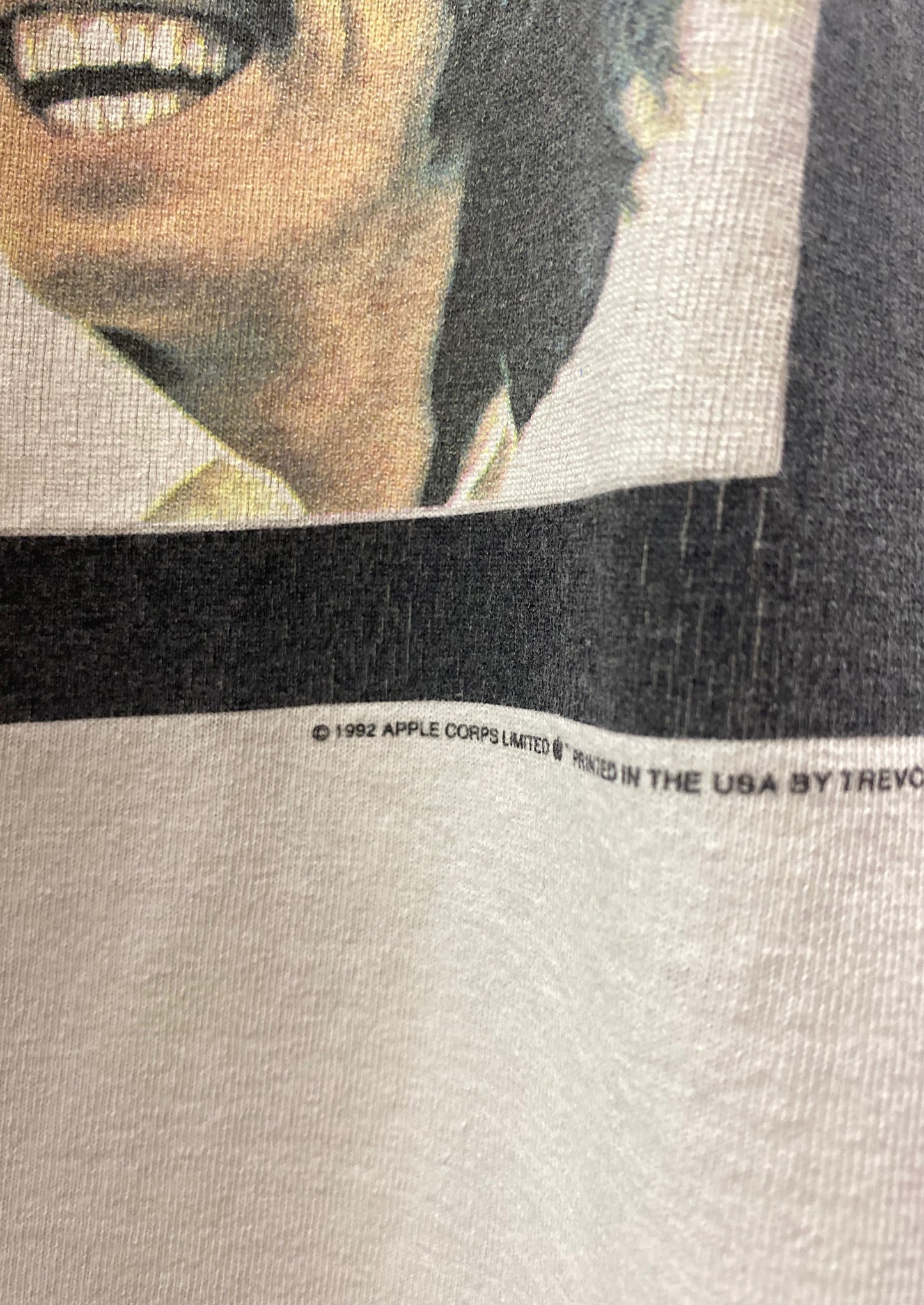 Cargar imagen en el visor de la galería, 1992 Apple  Beetles live Photograph T-Shirt (4811525488720)
